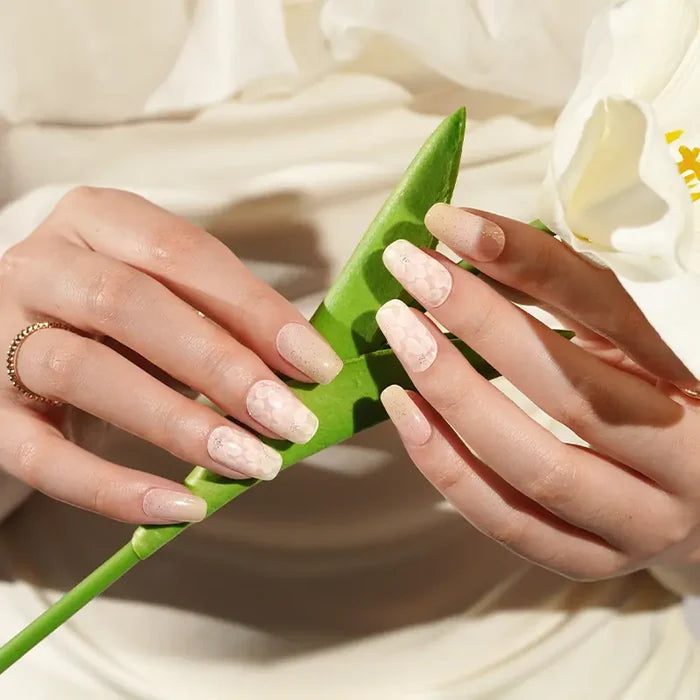 Stickers ongles en gel Bejalia Geeli House avec fleurs rosées et paillettes discrètes