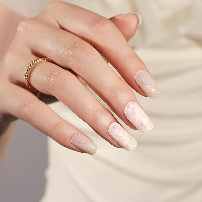 Stickers ongles en gel Bejalia Geeli House avec fleurs rosées et paillettes discrètes