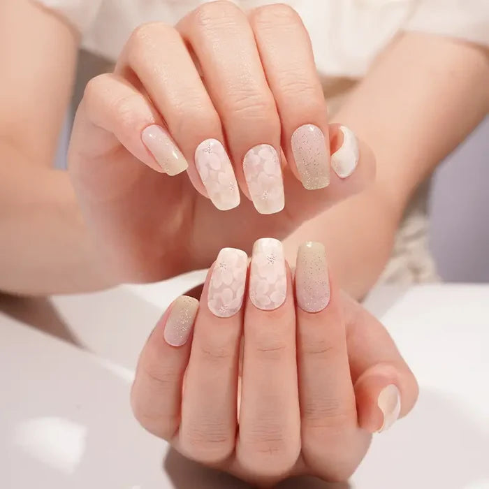 Stickers ongles en gel Bejalia Geeli House avec fleurs rosées et paillettes discrètes
