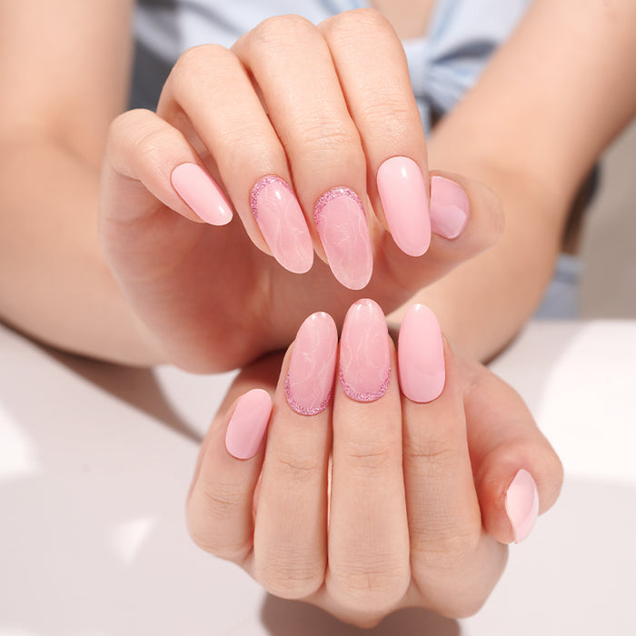 Stickers ongles en gel rose clair avec effet marbré et liseret pailleté