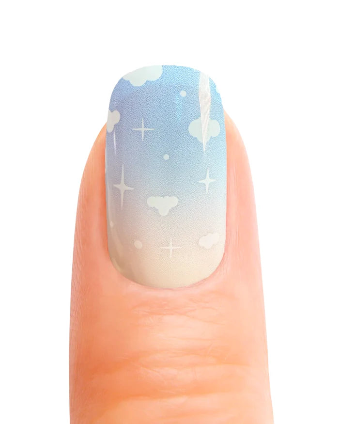 Stickers ongles gel Celiora bleu ciel avec nuages blancs, étoiles et base rosée