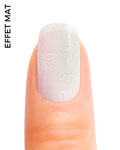 Stickers manucure gel blanc laiteux mat avec fleurs blanches sur ongles des mains