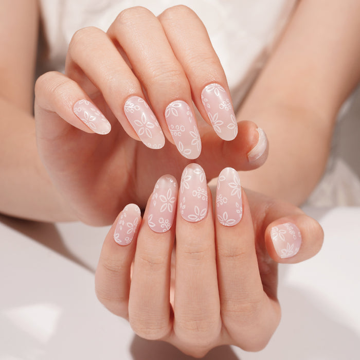 Stickers manucure gel blanc laiteux mat avec fleurs blanches sur ongles des mains
