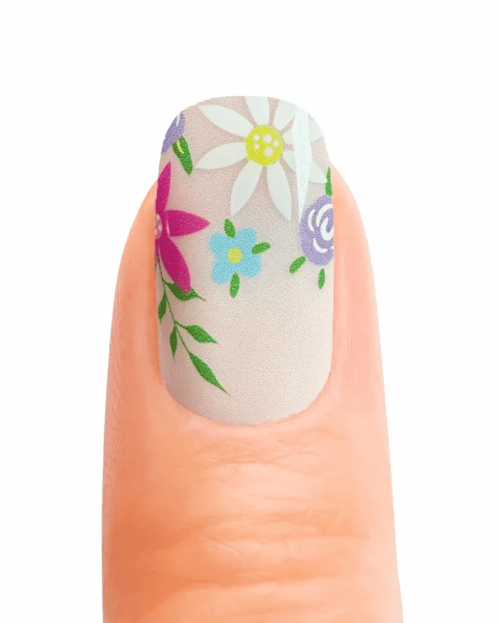 Stickers ongles en gel Miella Geeli House avec fond blanc gris, fleurs colorées et petite abeille