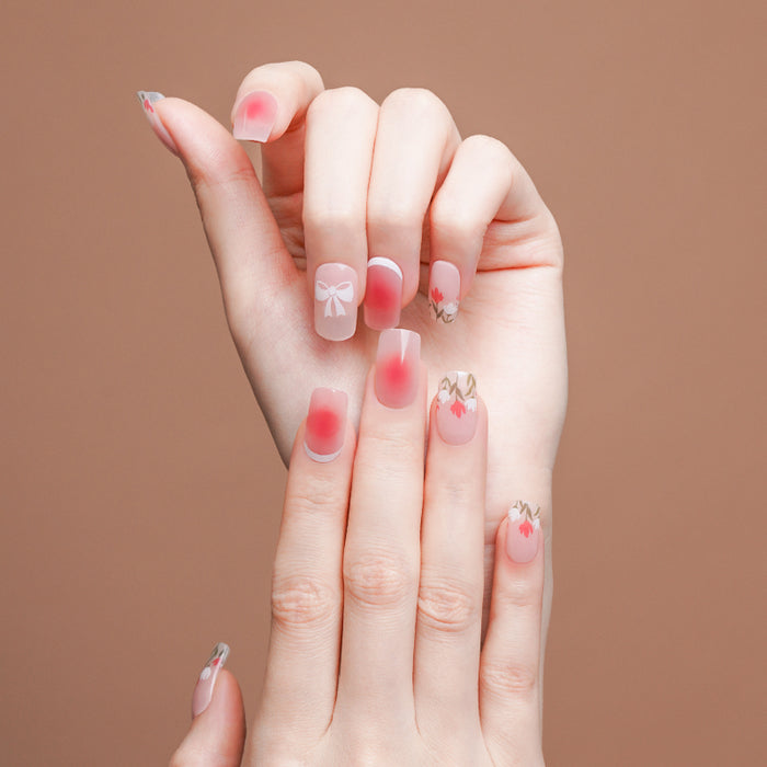 Stickers ongles en gel Tulenya Geeli House beige mat avec nœud blanc, tulipes roses et effet airbrush